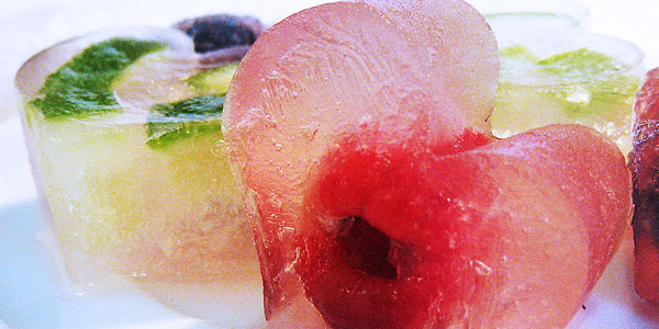 Der Himbeer-Eiswürfel besteht aus rotem Sekt statt Wasser. Das ergibt eine interessante Farbkombination.